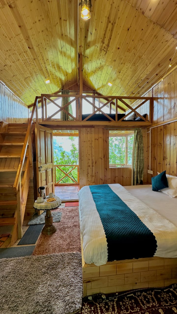 Luxury Treehouse with Mountain View beadroom