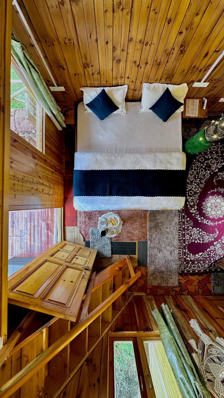 Luxury Treehouse with Mountain View beadroom