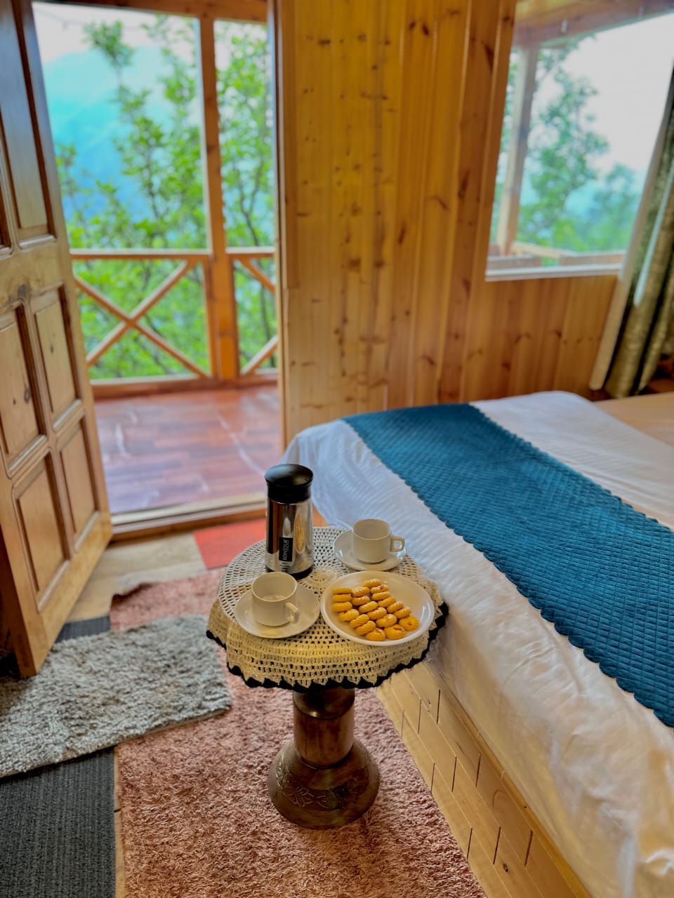 Luxury Treehouse with Mountain View beadroom