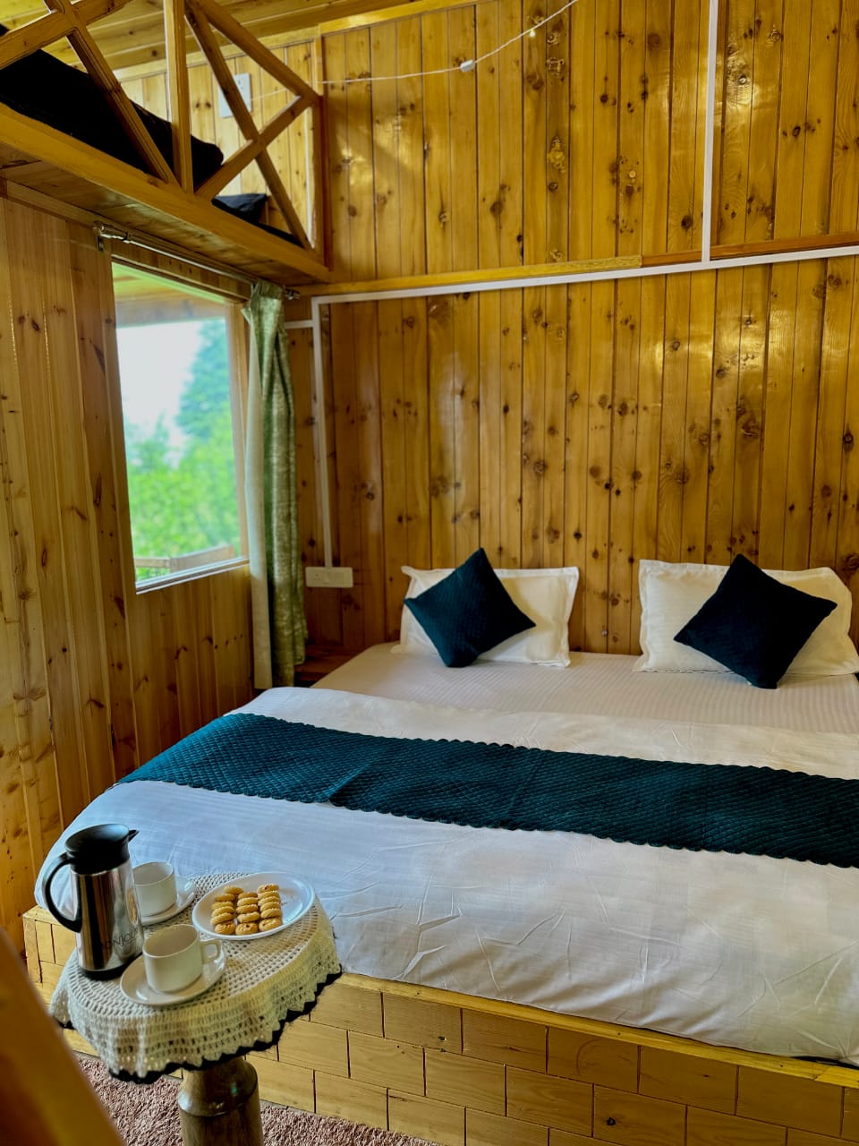 Luxury Treehouse with Mountain View beadroom
